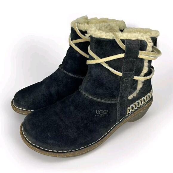 Ugg Cove Shearling Boots Womens Size 6 Black Suede Shearling Lined Ankle Booties - Picture 1 of 12